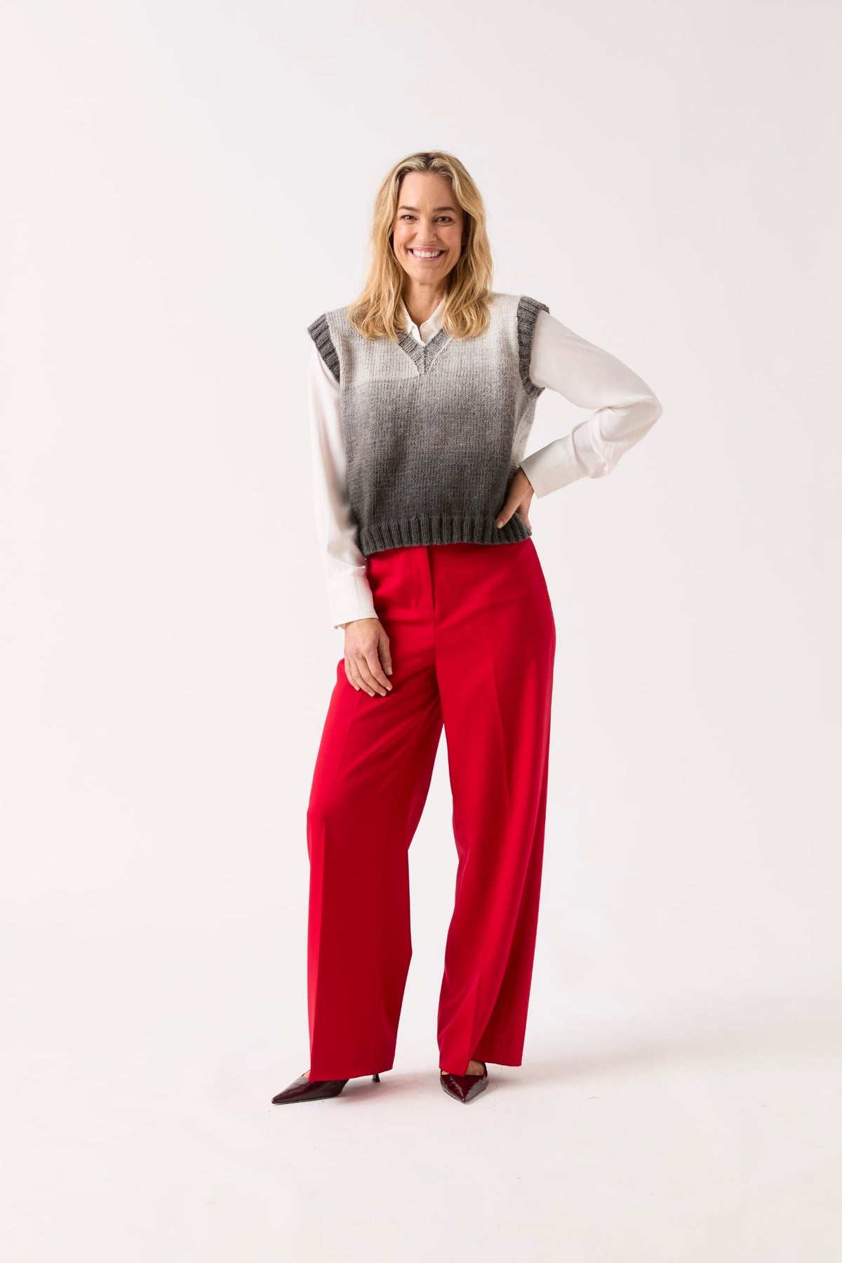 Vest In Show Pullover in Sirdar Jewelspun Ombre Aran